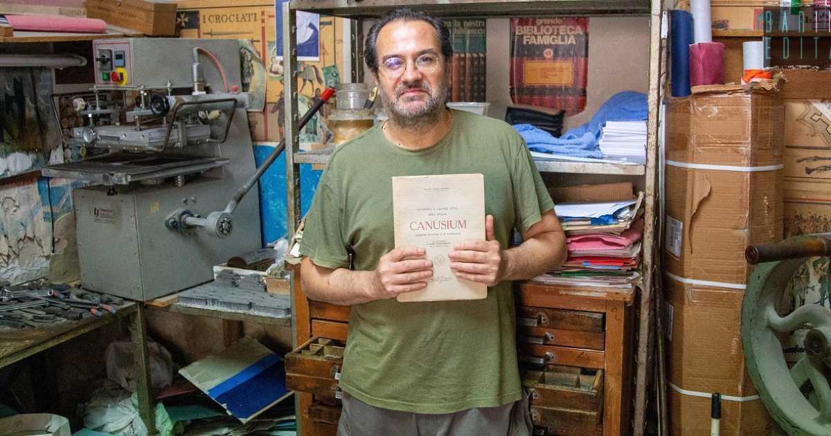 Bari, la storia di Gianluigi: rilega e restaura libri con ago, filo e strumenti d'epoca